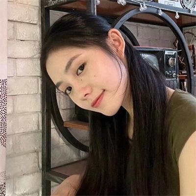 一位站立的人